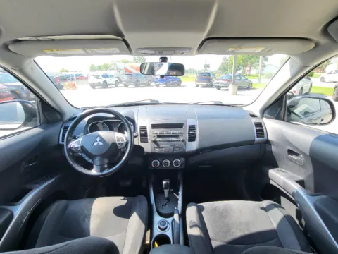 Photos of 2007 Mitsubishi Outlander XLS for sale in Terre Haute, IN at Dorsett Hyundai