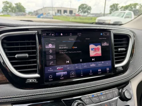 More photos of 2022 Chrysler Pacifica Limited at Dorsett Hyundai, IN