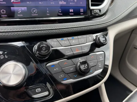 More photos of 2022 Chrysler Pacifica Limited at Dorsett Hyundai, IN