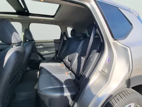 More photos of 2021 Nissan Rogue Platinum at Dorsett Hyundai, IN