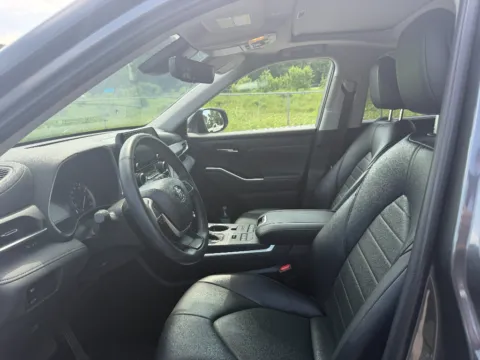 Photos of 2022 Toyota Highlander XLE for sale in Terre Haute, IN at Dorsett Hyundai