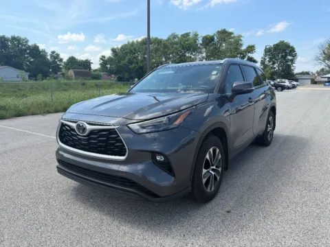Gray 2022 Toyota Highlander XLE for sale in Terre Haute, IN