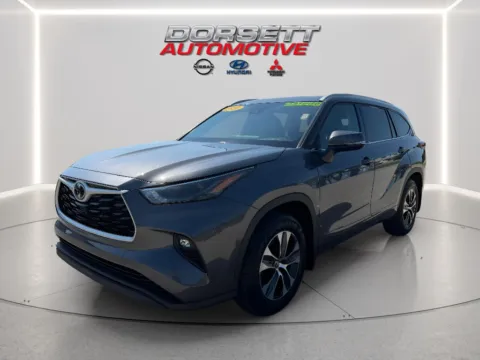 Gray 2022 Toyota Highlander XLE for sale in Terre Haute, IN