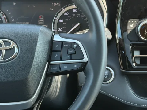 More photos of 2022 Toyota Highlander XLE at Dorsett Hyundai, IN