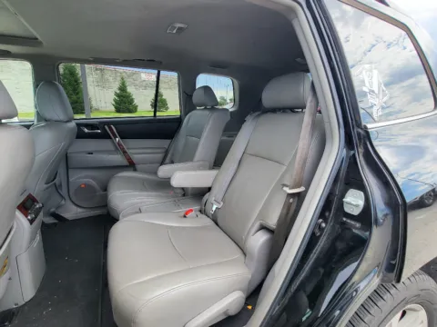 More photos of 2013 Toyota Highlander Limited at Dorsett Hyundai, IN
