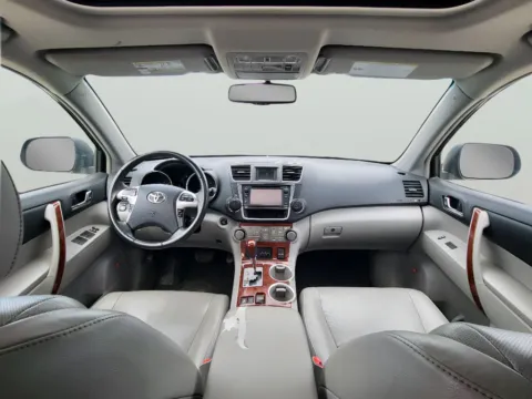 Photos of 2013 Toyota Highlander Limited for sale in Terre Haute, IN at Dorsett Hyundai