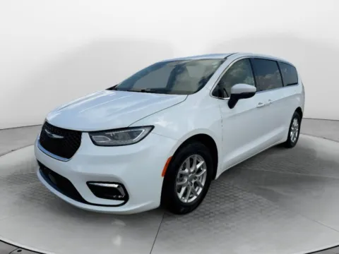 White 2023 Chrysler Pacifica Touring L for sale in Terre Haute, IN