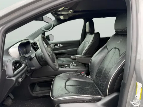 More photos of 2025 Chrysler Pacifica Limited at Dorsett Hyundai, IN