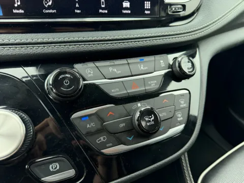 More photos of 2025 Chrysler Pacifica Limited at Dorsett Hyundai, IN
