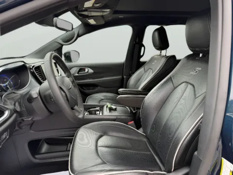 More photos of 2025 Chrysler Pacifica Limited at Dorsett Hyundai, IN