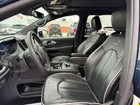 More photos of 2025 Chrysler Pacifica Limited at Dorsett Hyundai, IN