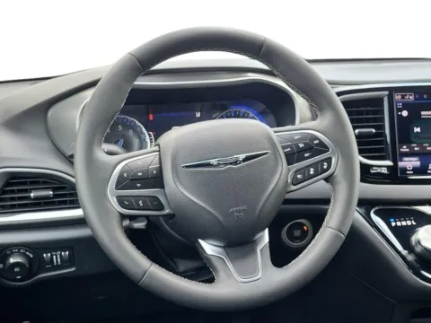 More photos of 2025 Chrysler Pacifica Select at Dorsett Hyundai, IN