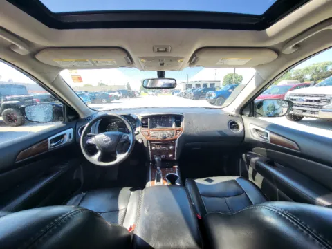 Photos of 2017 Nissan Pathfinder Platinum for sale in Terre Haute, IN at Dorsett Hyundai