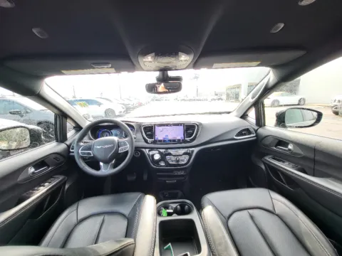 Photos of 2025 Chrysler Pacifica Select for sale in Terre Haute, IN at Dorsett Hyundai