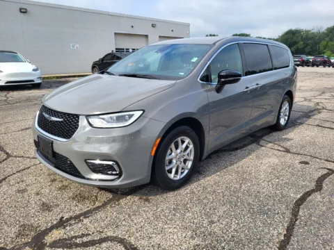 Gray 2025 Chrysler Pacifica Select for sale in Terre Haute, IN