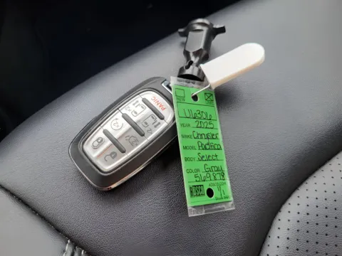 More photos of 2025 Chrysler Pacifica Select at Dorsett Hyundai, IN