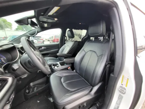 Another view of 2025 Chrysler Pacifica Select for sale in Terre Haute, IN at Dorsett Hyundai