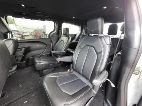 More photos of 2025 Chrysler Pacifica Select at Dorsett Hyundai, IN