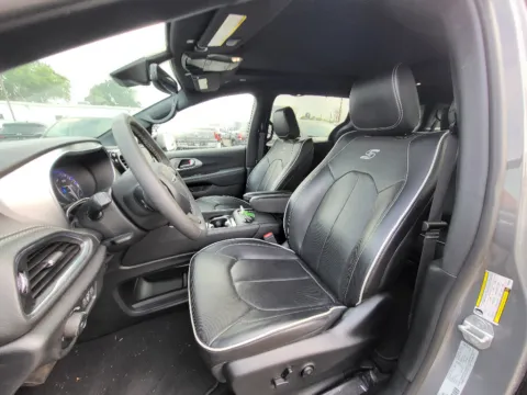Another view of 2025 Chrysler Pacifica Limited for sale in Terre Haute, IN at Dorsett Hyundai