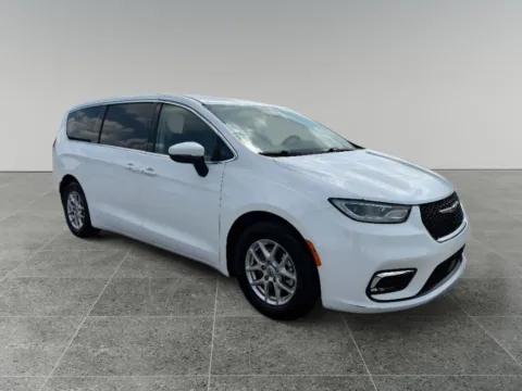 More photos of 2023 Chrysler Pacifica Touring L at Dorsett Hyundai, IN