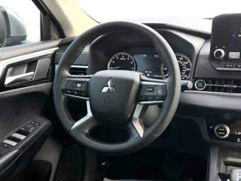 More photos of 2022 Mitsubishi Outlander SE at Dorsett Hyundai, IN