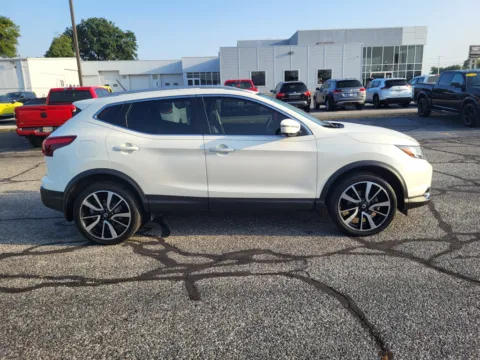 More photos of 2017 Nissan Rogue Sport SL at Dorsett Hyundai, IN