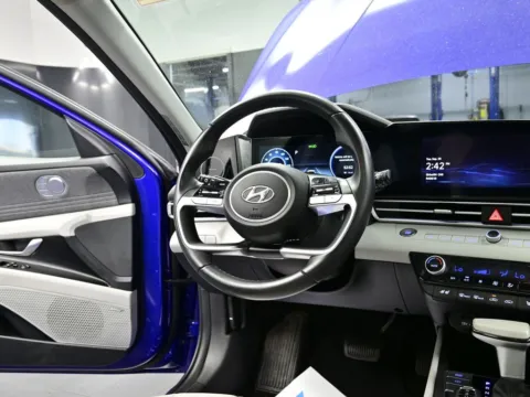 More photos of 2023 Hyundai Elantra Hybrid Limited at Dorsett Hyundai, IN