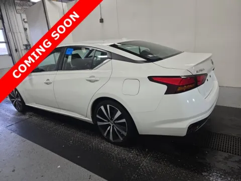 More photos of 2022 Nissan Altima 2.5 SR at Auto Boutique Ohio, OH