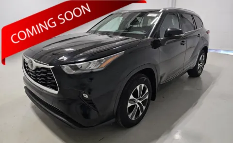 Black 2020 Toyota Highlander XLE for sale in Columbus, OH