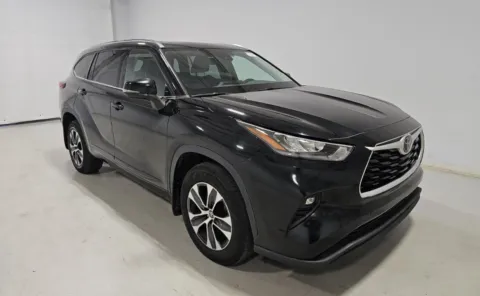 Another view of 2020 Toyota Highlander XLE for sale in Columbus, OH at Auto Boutique Ohio