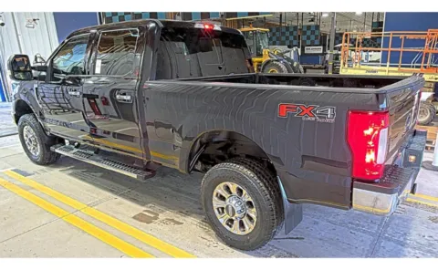 More photos of 2019 Ford Super Duty F-350 SRW XLT at Auto Boutique Ohio, OH