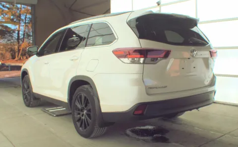 More photos of 2019 Toyota Highlander SE at Auto Boutique Ohio, OH