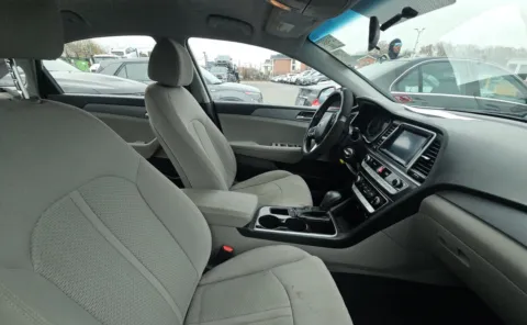 More photos of 2018 Hyundai Sonata SE at Auto Boutique Ohio, OH