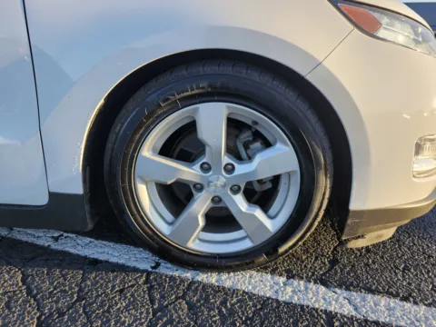 More photos of 2013 Chevrolet Volt at Auto Boutique Ohio, OH