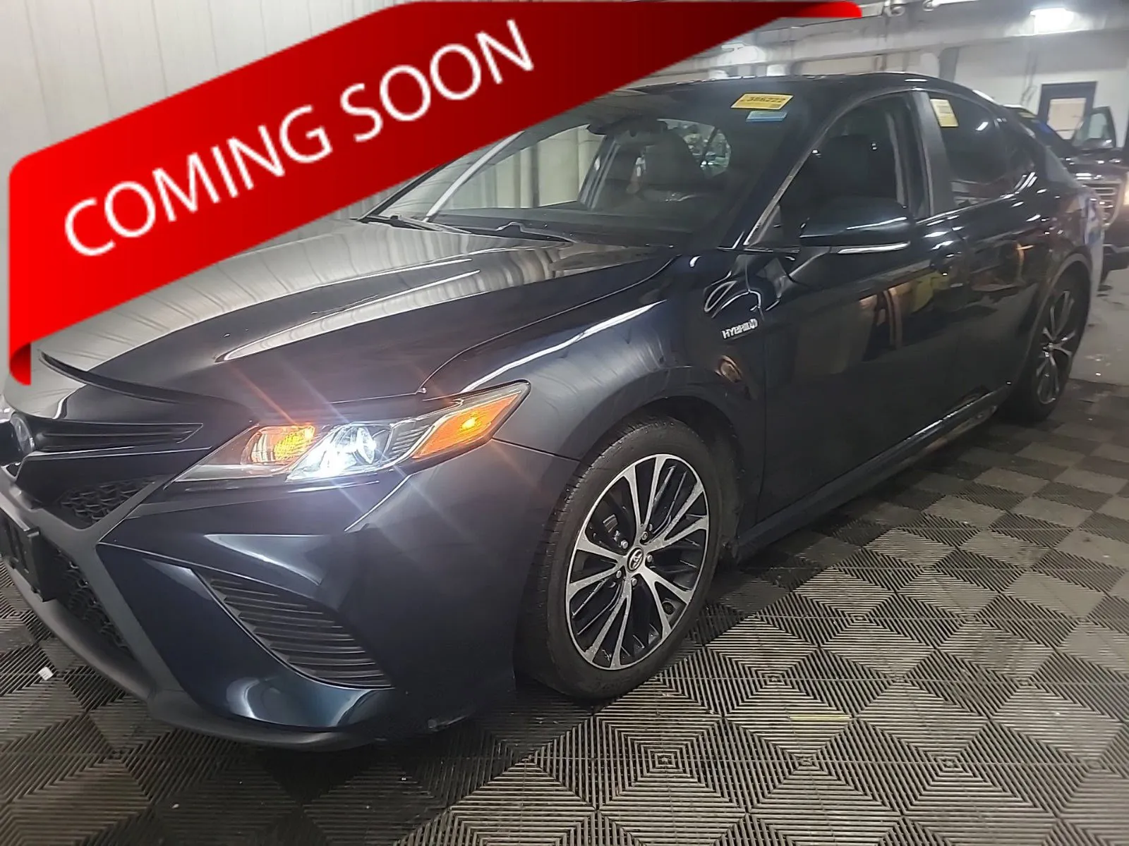 Blue 2018 Toyota Camry Hybrid SE for sale in Columbus, OH