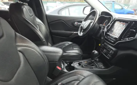 More photos of 2019 Jeep Cherokee Overland at Auto Boutique Ohio, OH