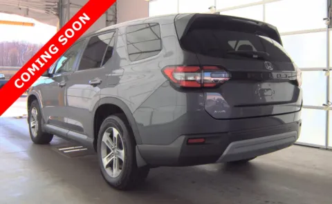 More photos of 2023 Honda Pilot EX-L 8 Passenger at Auto Boutique Ohio, OH