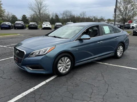 More photos of 2016 Hyundai Sonata Hybrid SE at Auto Boutique Ohio, OH