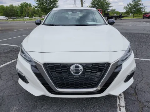 More photos of 2022 Nissan Altima 2.5 SR at Auto Boutique Ohio, OH
