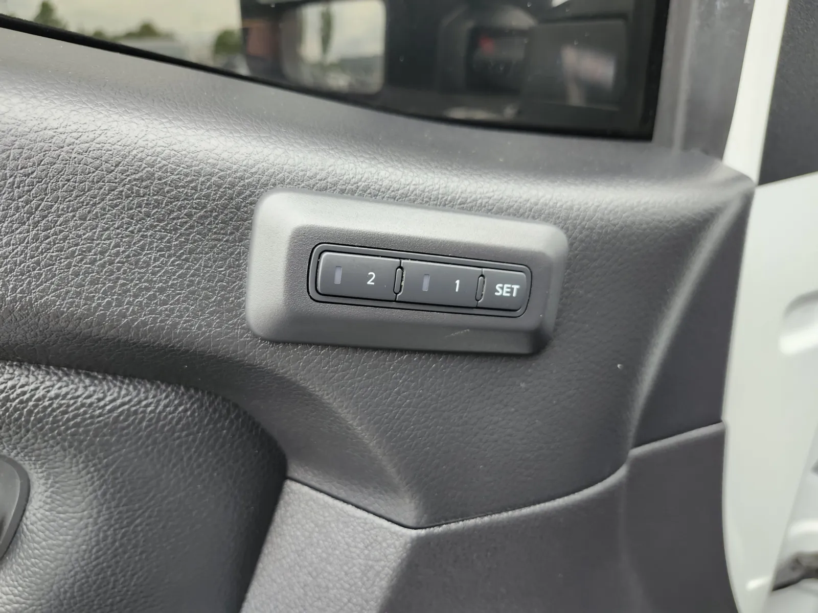 Nissan Titan photo 32