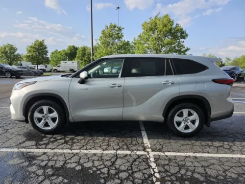 More photos of 2021 Toyota Highlander Hybrid LE at Auto Boutique Ohio, OH