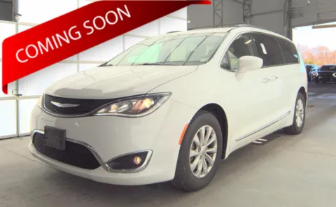 White 2017 Chrysler Pacifica Touring-L for sale in Columbus, OH