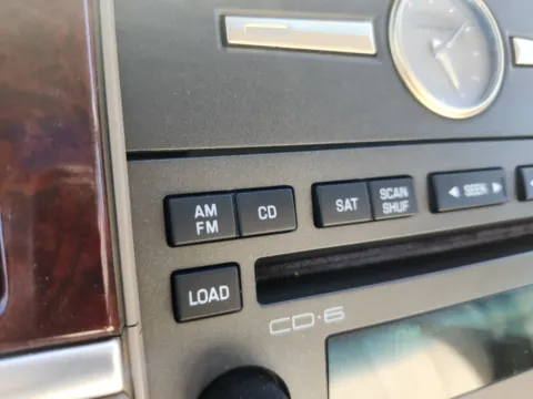 More photos of 2005 Lincoln Town Car Signature Limited at Auto Boutique Ohio, OH