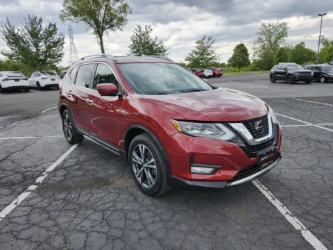 More photos of 2018 Nissan Rogue SL at Auto Boutique Ohio, OH