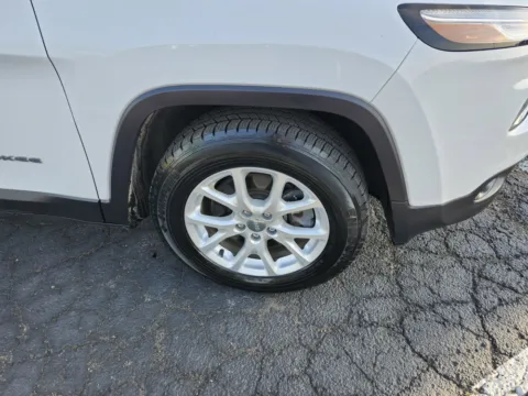 More photos of 2018 Jeep Cherokee Latitude at Auto Boutique Ohio, OH