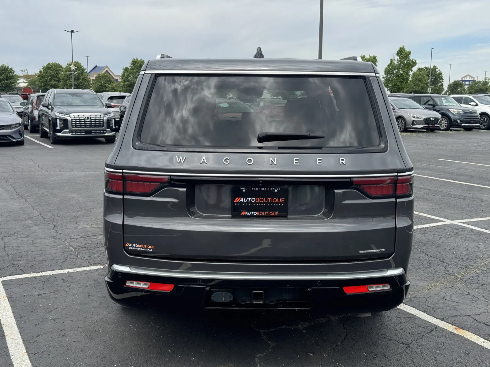 Jeep Wagoneer L photo 11