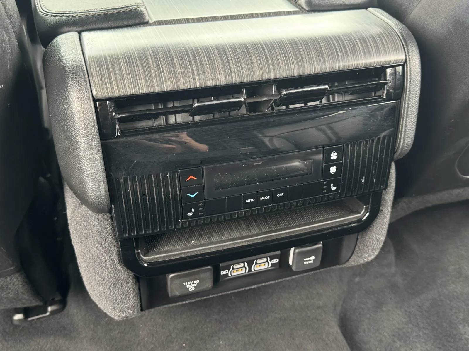 Jeep Wagoneer L photo 19