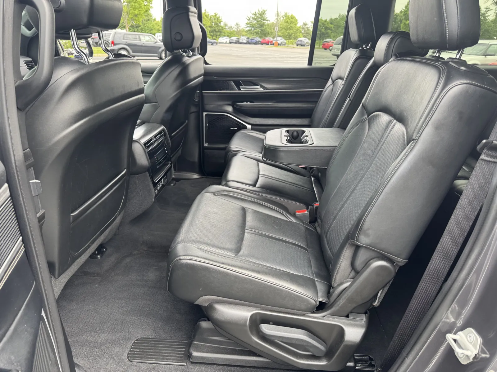 Jeep Wagoneer L photo 16