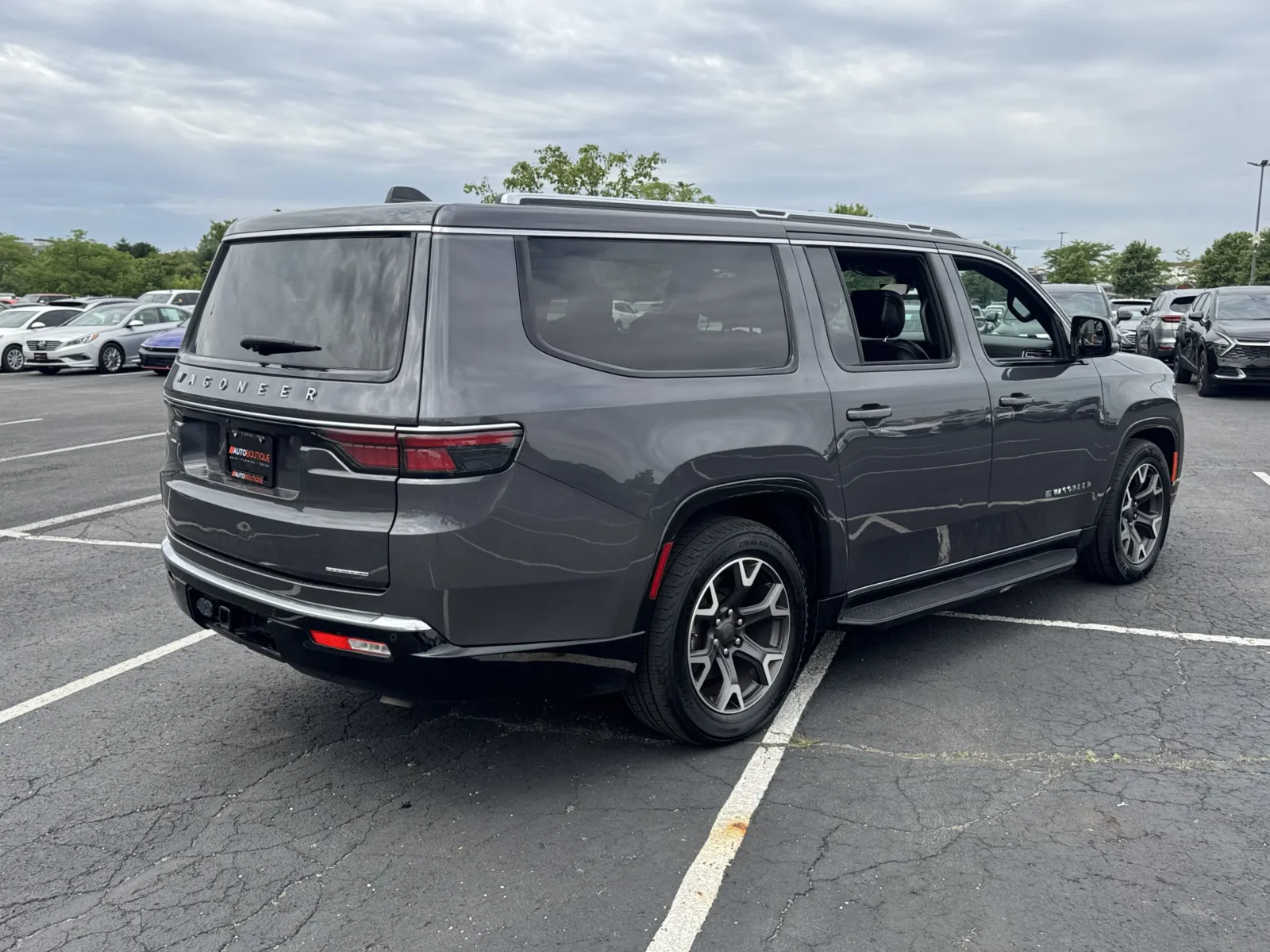 Jeep Wagoneer L photo 12