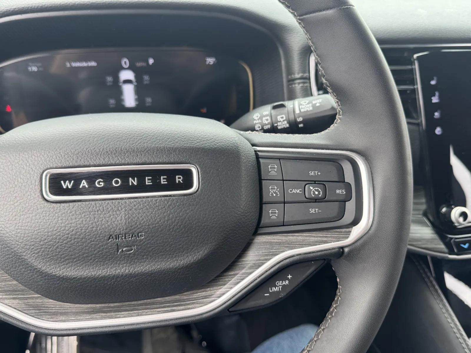 Jeep Wagoneer L photo 25